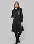 Robe chemise noire avec imprimés au devant au dos et poches latérales CF25-005