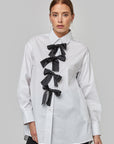 Chemise blanche avec nœuds noirs décoratifs | CF25-618