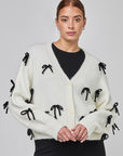 Cardigan court avec appliqués nœuds | CF25-901
