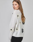 Pull à col rond avec appliqués floraux contrastés | CF25-918
